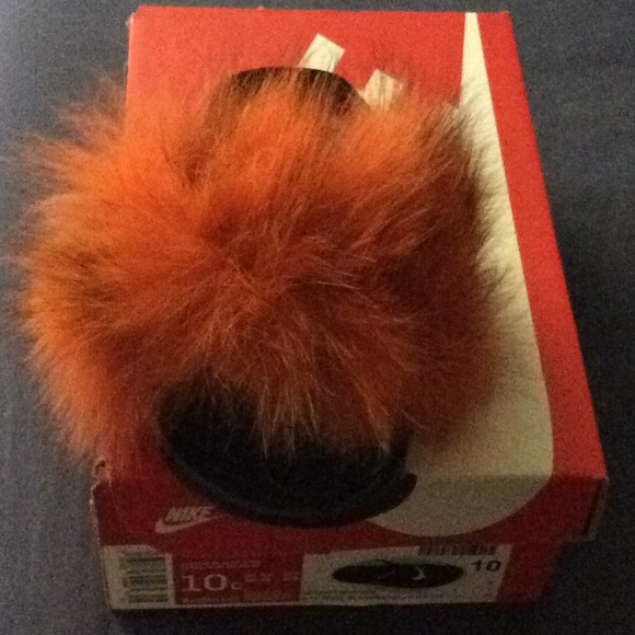 Toddler fur Nike slides - Picture 3 of 3